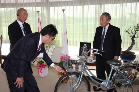 寄贈されて自転車を見る平谷市長.JPG
